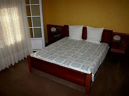 Отель Logis Aux Comtes De Hanau 2*